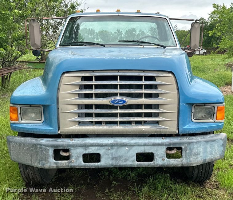 image for item ND9387 1995 Ford F700 truck cab and chassis