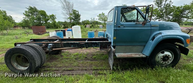 image for item ND9387 1995 Ford F700 truck cab and chassis