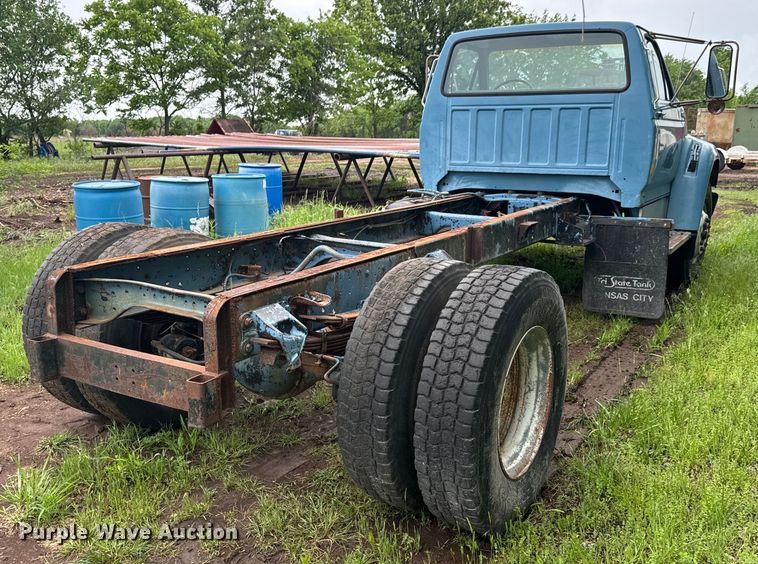 image for item ND9387 1995 Ford F700 truck cab and chassis