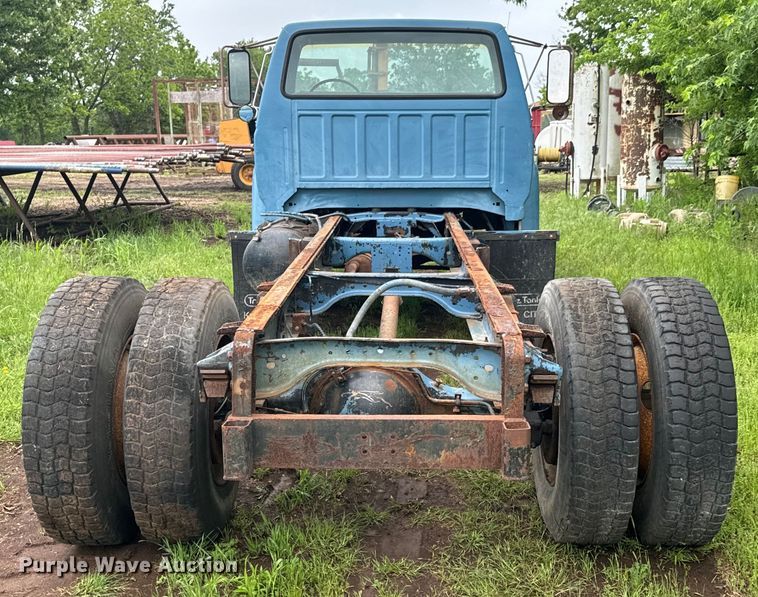 image for item ND9387 1995 Ford F700 truck cab and chassis