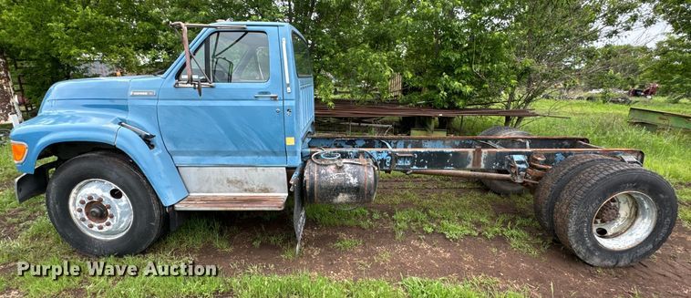image for item ND9387 1995 Ford F700 truck cab and chassis