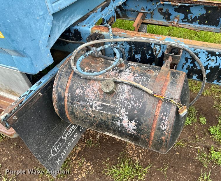 image for item ND9387 1995 Ford F700 truck cab and chassis