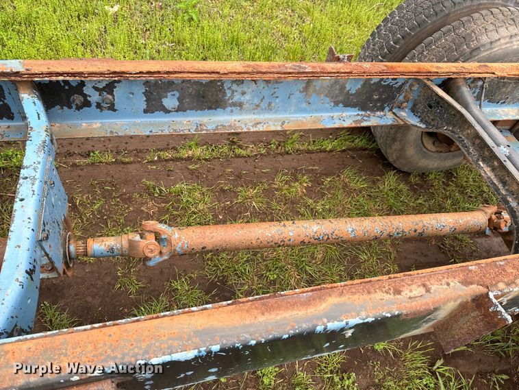 image for item ND9387 1995 Ford F700 truck cab and chassis