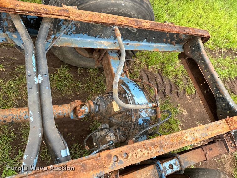 image for item ND9387 1995 Ford F700 truck cab and chassis