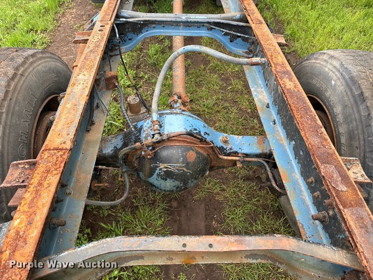 image for item ND9387 1995 Ford F700 truck cab and chassis