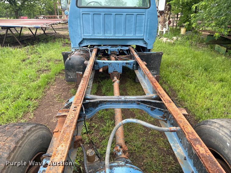 image for item ND9387 1995 Ford F700 truck cab and chassis