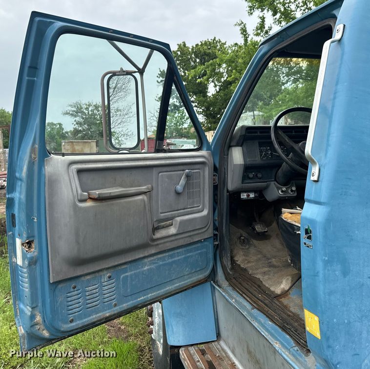 image for item ND9387 1995 Ford F700 truck cab and chassis