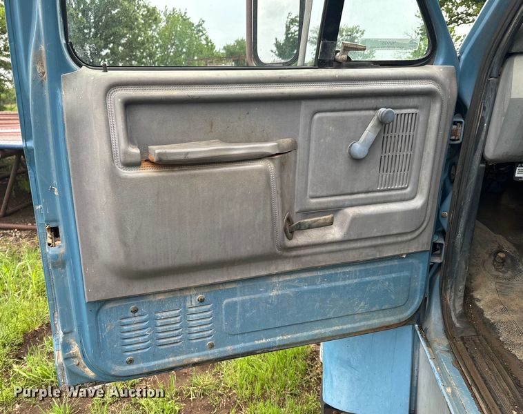 image for item ND9387 1995 Ford F700 truck cab and chassis