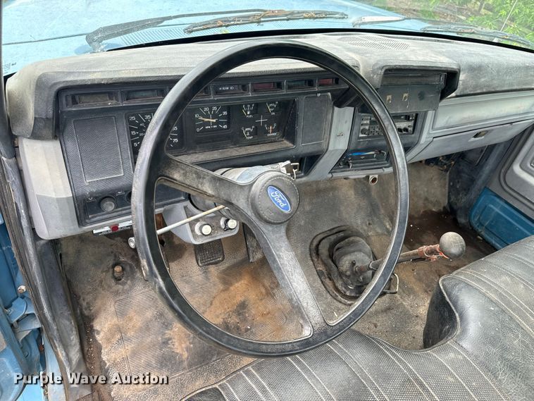 image for item ND9387 1995 Ford F700 truck cab and chassis