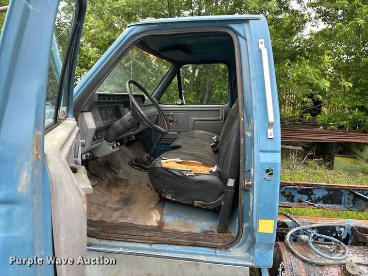 image for item ND9387 1995 Ford F700 truck cab and chassis
