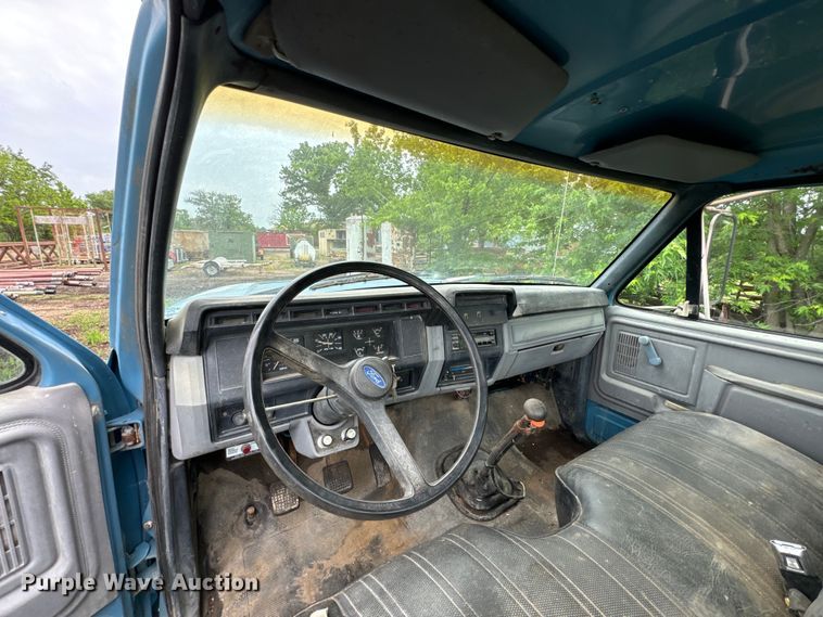 image for item ND9387 1995 Ford F700 truck cab and chassis