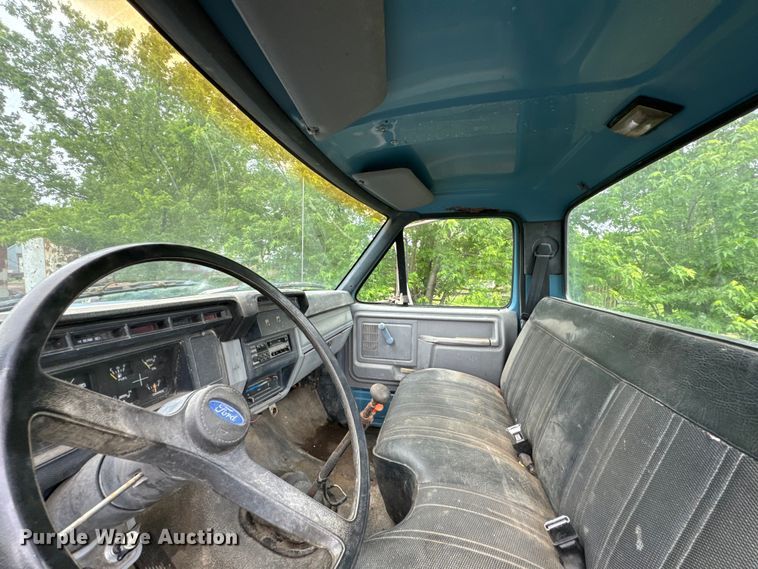 image for item ND9387 1995 Ford F700 truck cab and chassis