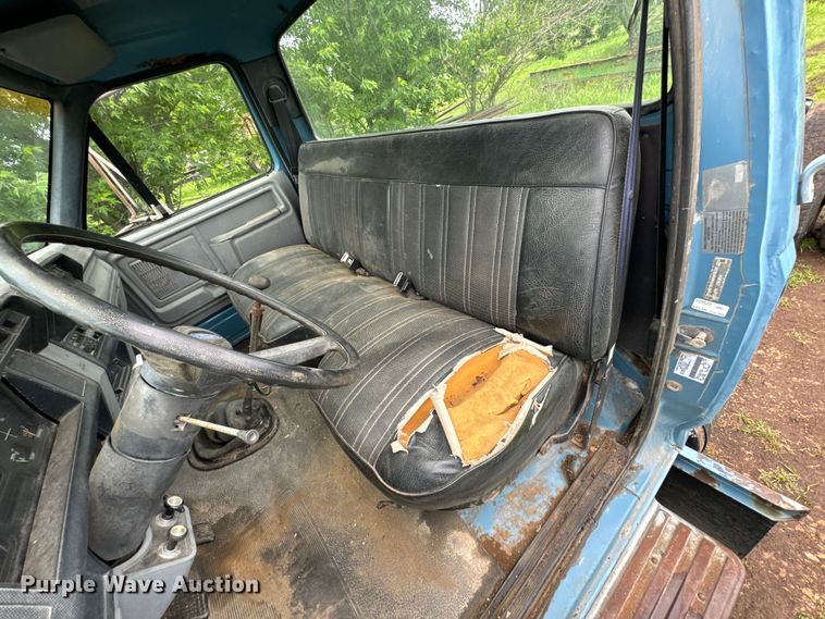 image for item ND9387 1995 Ford F700 truck cab and chassis