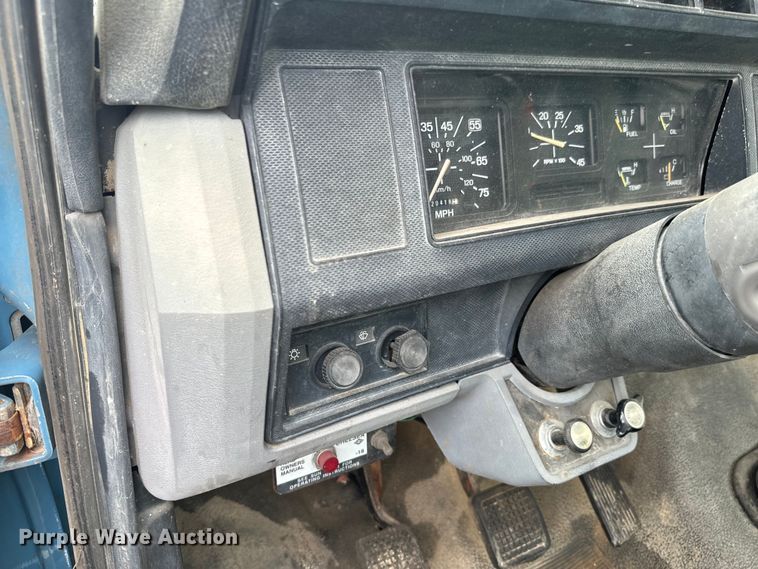 image for item ND9387 1995 Ford F700 truck cab and chassis