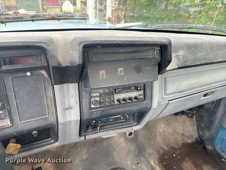 image for item ND9387 1995 Ford F700 truck cab and chassis