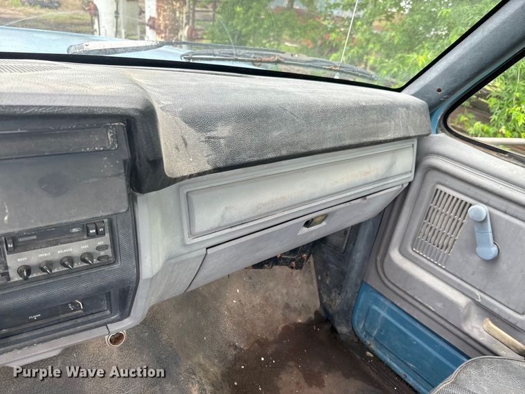 image for item ND9387 1995 Ford F700 truck cab and chassis