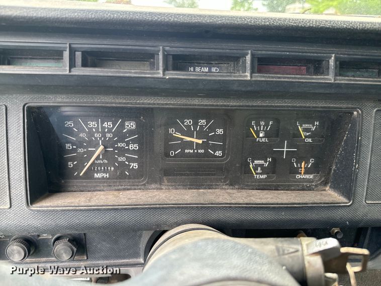 image for item ND9387 1995 Ford F700 truck cab and chassis