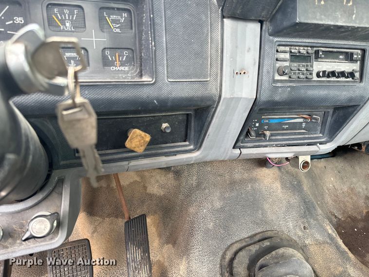 image for item ND9387 1995 Ford F700 truck cab and chassis