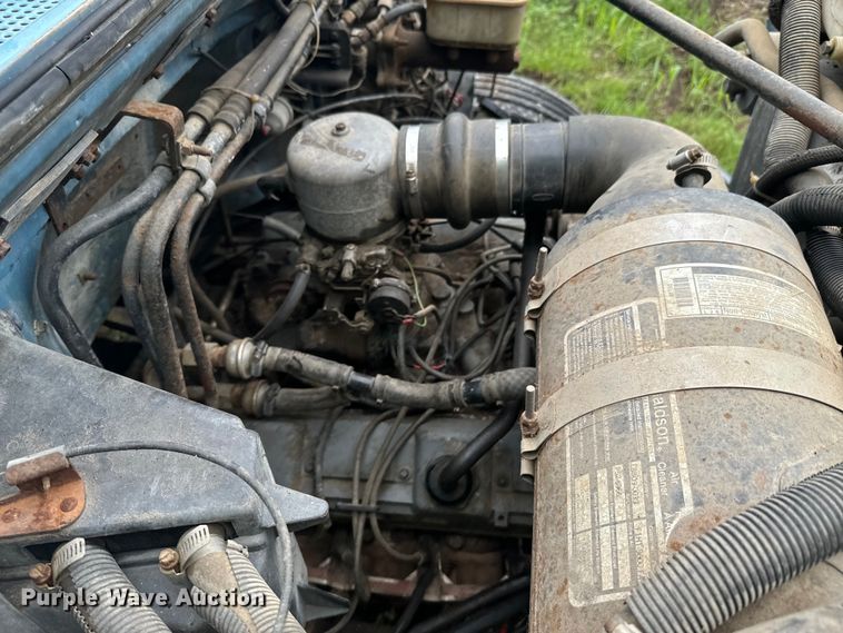 image for item ND9387 1995 Ford F700 truck cab and chassis