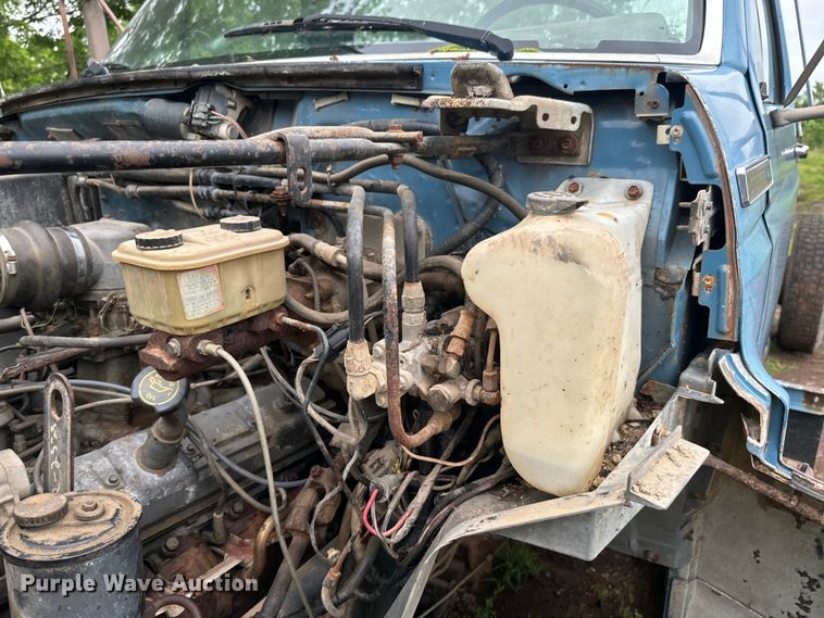 image for item ND9387 1995 Ford F700 truck cab and chassis