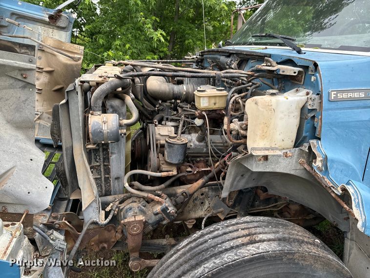 image for item ND9387 1995 Ford F700 truck cab and chassis