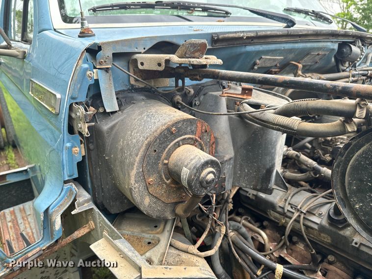 image for item ND9387 1995 Ford F700 truck cab and chassis