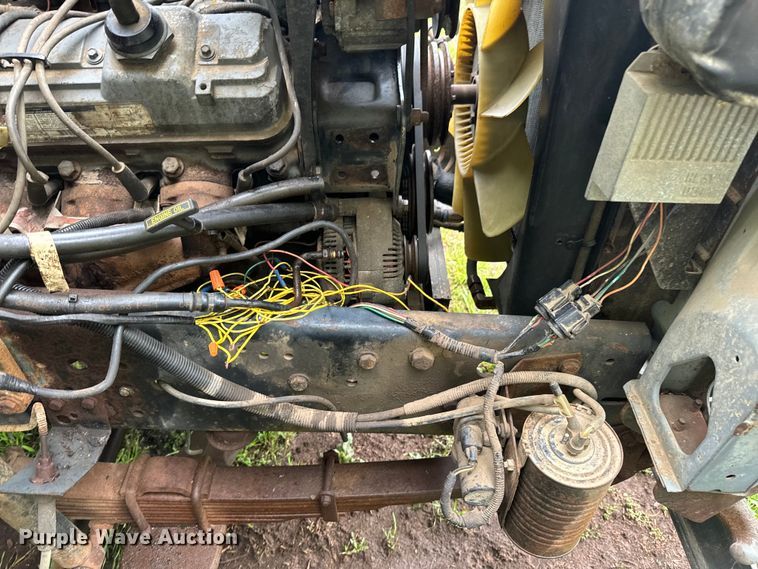 image for item ND9387 1995 Ford F700 truck cab and chassis