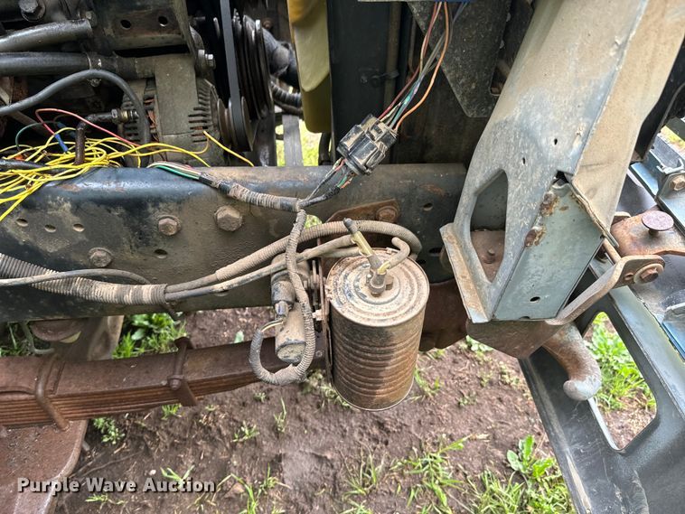 image for item ND9387 1995 Ford F700 truck cab and chassis