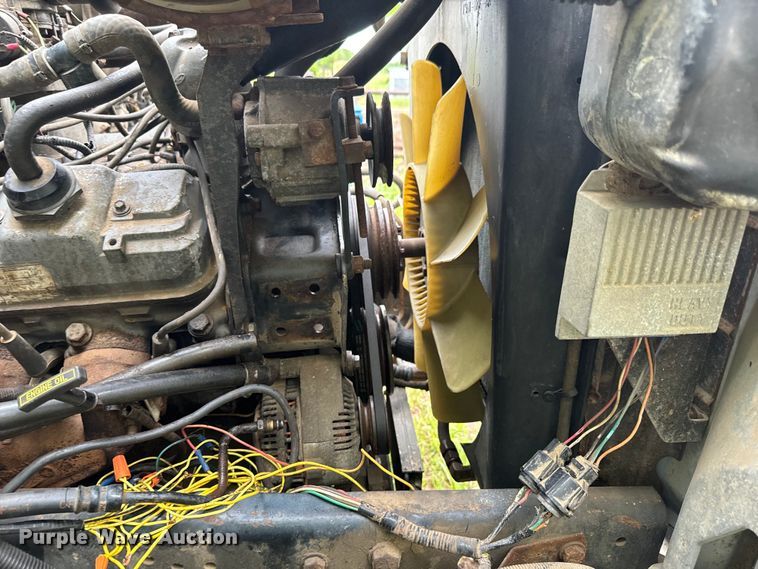 image for item ND9387 1995 Ford F700 truck cab and chassis