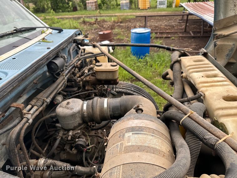 image for item ND9387 1995 Ford F700 truck cab and chassis