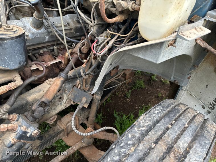 image for item ND9387 1995 Ford F700 truck cab and chassis