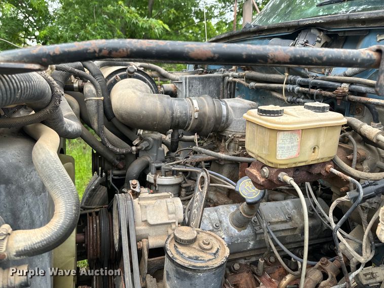 image for item ND9387 1995 Ford F700 truck cab and chassis