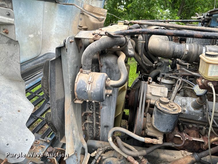 image for item ND9387 1995 Ford F700 truck cab and chassis