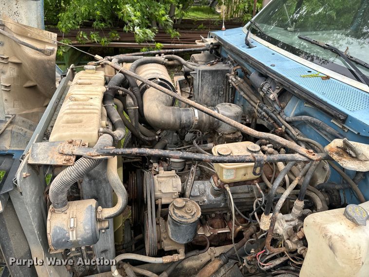 image for item ND9387 1995 Ford F700 truck cab and chassis