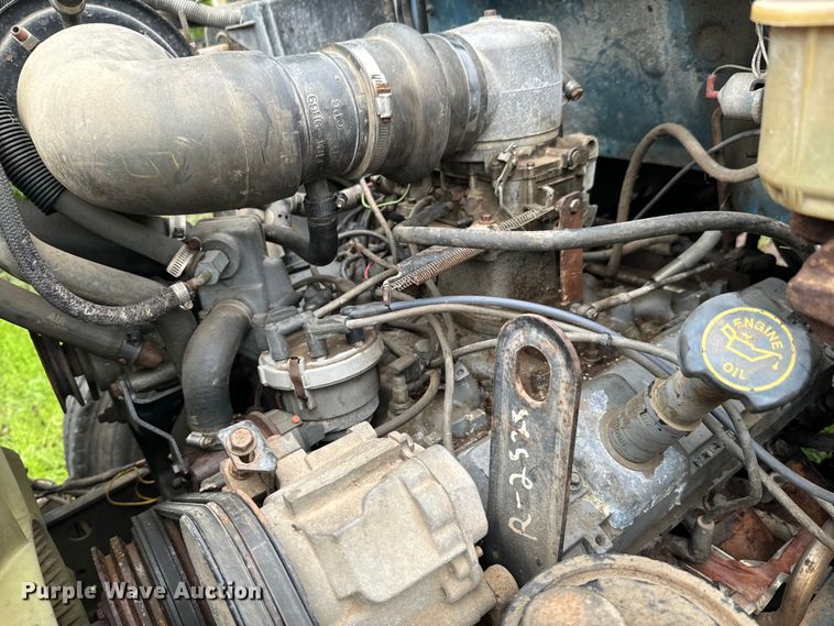 image for item ND9387 1995 Ford F700 truck cab and chassis