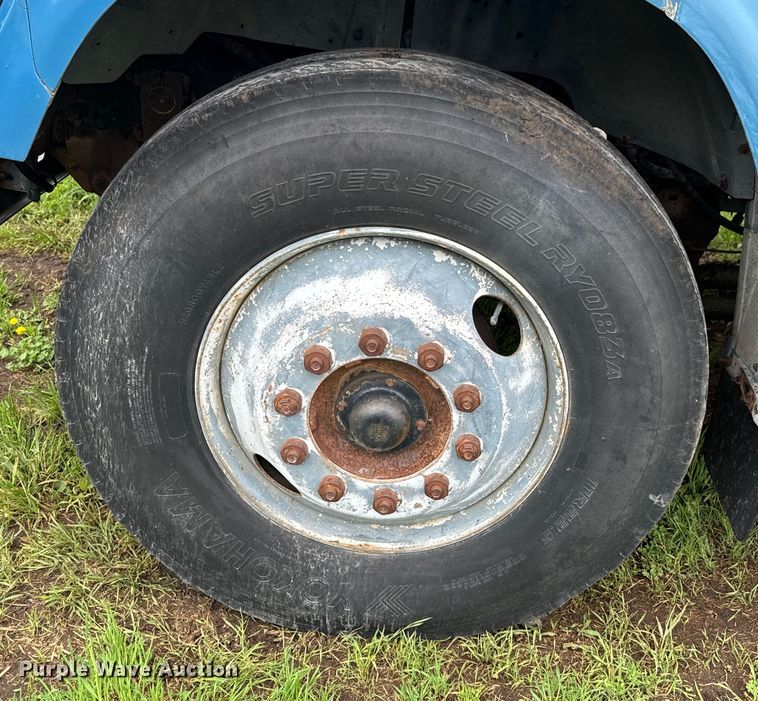 image for item ND9387 1995 Ford F700 truck cab and chassis