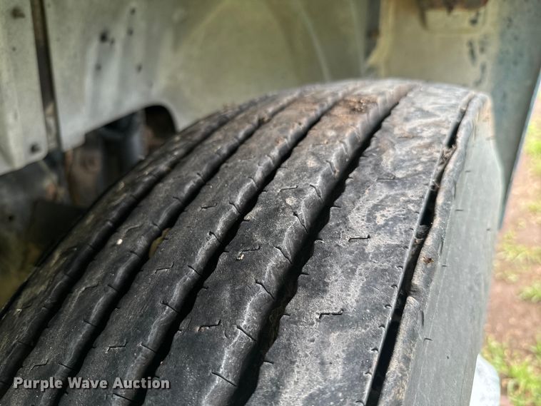 image for item ND9387 1995 Ford F700 truck cab and chassis