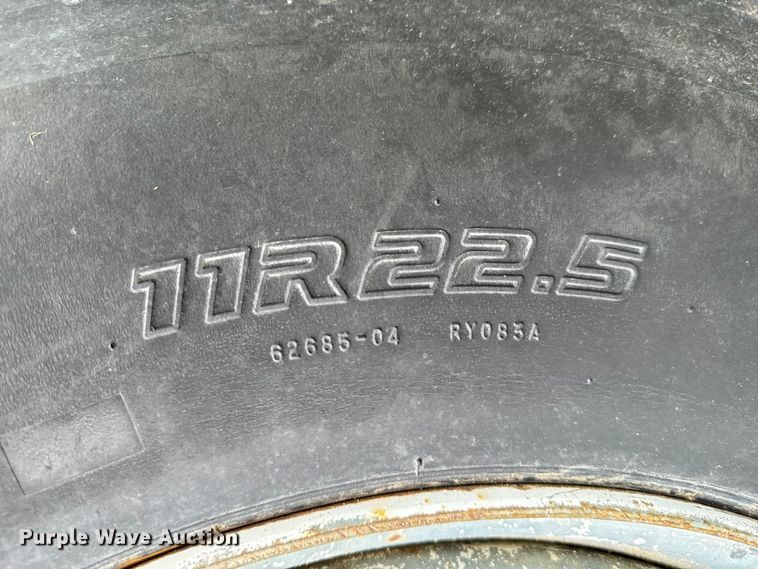 image for item ND9387 1995 Ford F700 truck cab and chassis