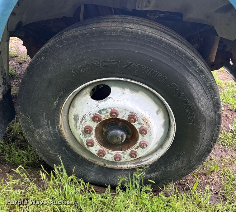 image for item ND9387 1995 Ford F700 truck cab and chassis