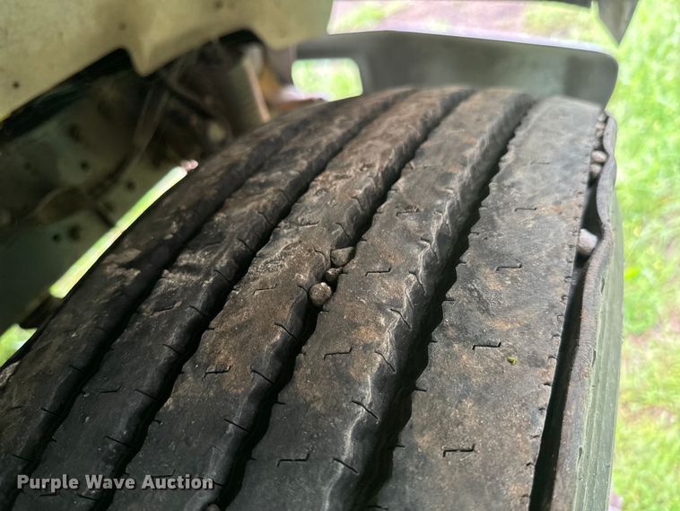 image for item ND9387 1995 Ford F700 truck cab and chassis