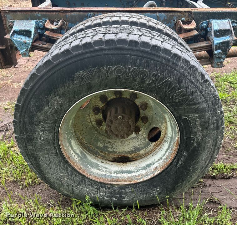 image for item ND9387 1995 Ford F700 truck cab and chassis