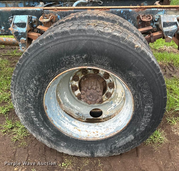 image for item ND9387 1995 Ford F700 truck cab and chassis