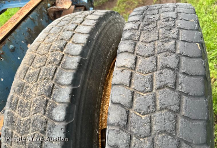 image for item ND9387 1995 Ford F700 truck cab and chassis