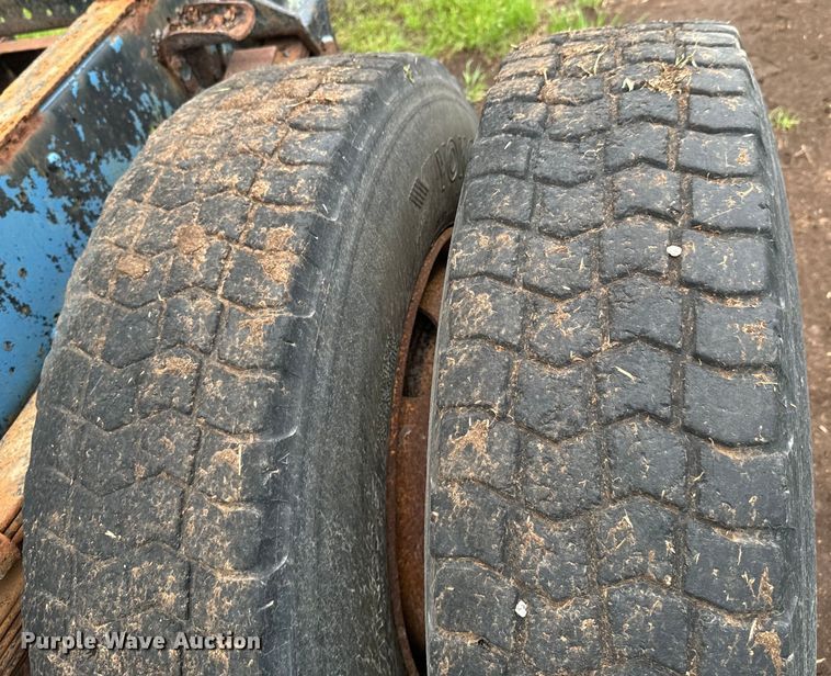 image for item ND9387 1995 Ford F700 truck cab and chassis