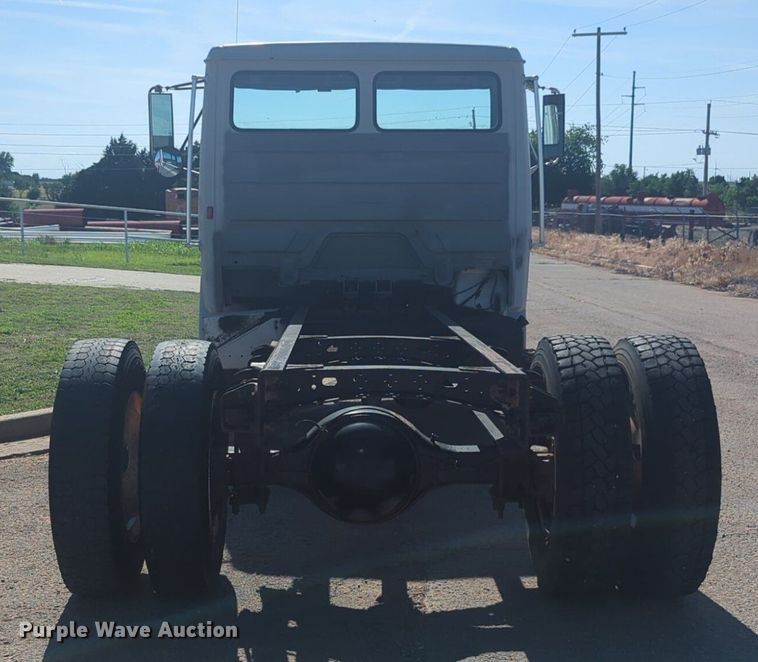 image for item NG9753 1999 Freightliner FL60 truck cab and chassis