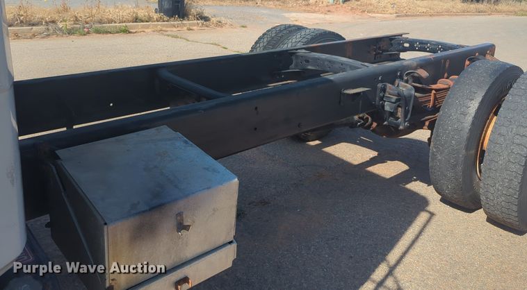 image for item NG9753 1999 Freightliner FL60 truck cab and chassis