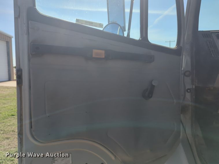 image for item NG9753 1999 Freightliner FL60 truck cab and chassis
