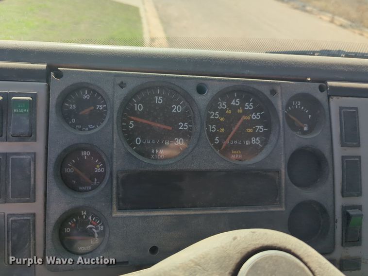 image for item NG9753 1999 Freightliner FL60 truck cab and chassis