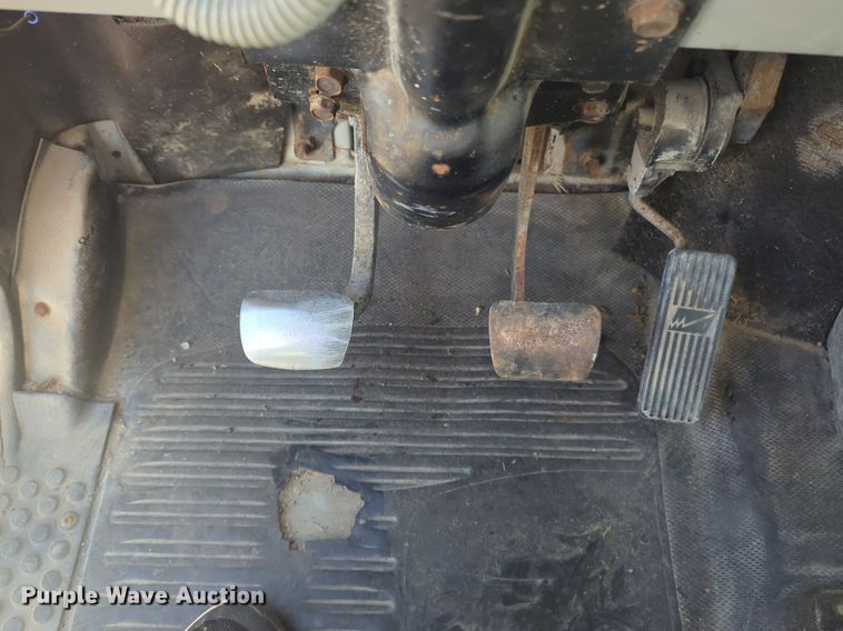 image for item NG9753 1999 Freightliner FL60 truck cab and chassis