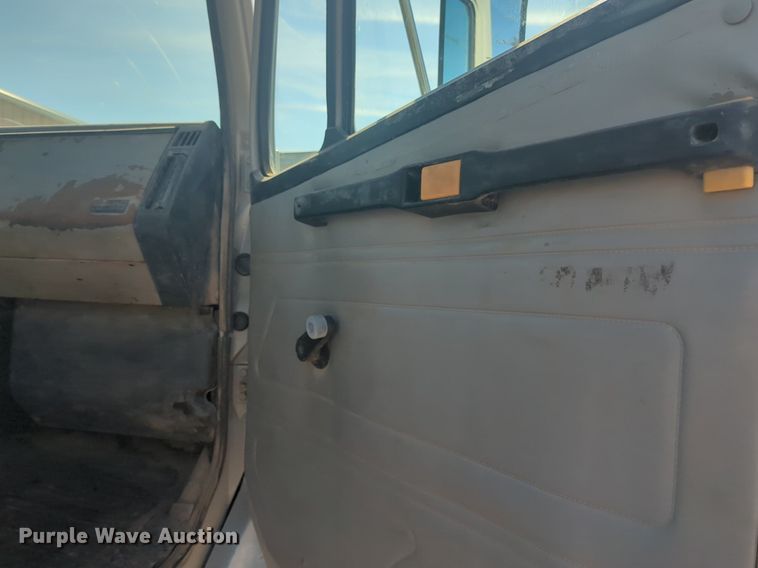 image for item NG9753 1999 Freightliner FL60 truck cab and chassis